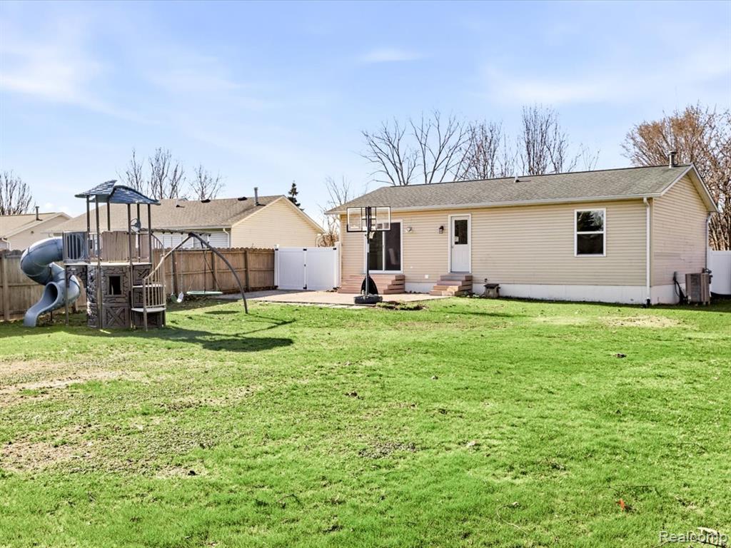 600 Applegate Drive, Marysville, MI 48040 — Photo 2