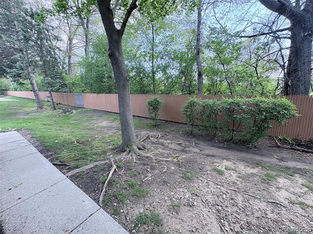 7595 Woodview Drive, Waterford, MI 48327 — Photo 23