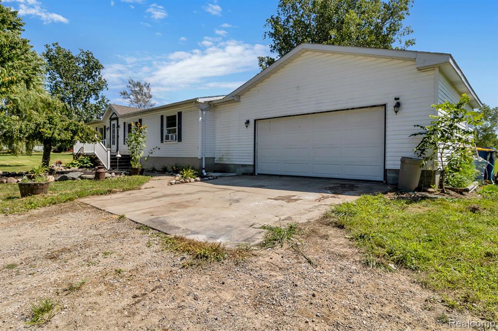 910 E MCARTHUR Street, Corunna, MI 48817 — Photo 5