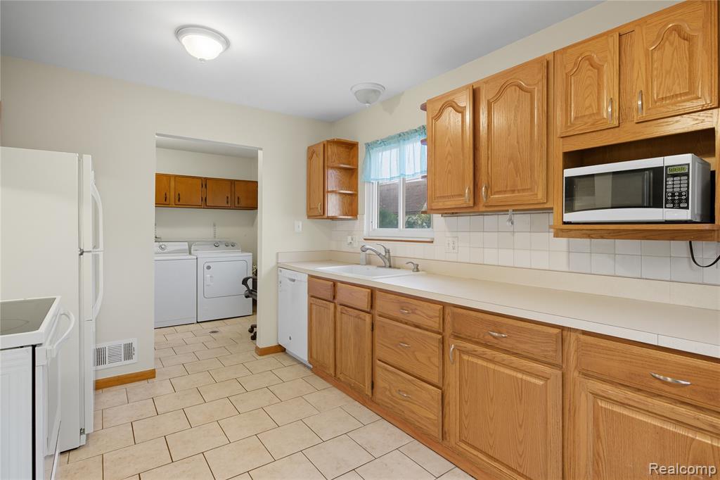 9404 Princess Street, Taylor, MI 48180 — Photo 13