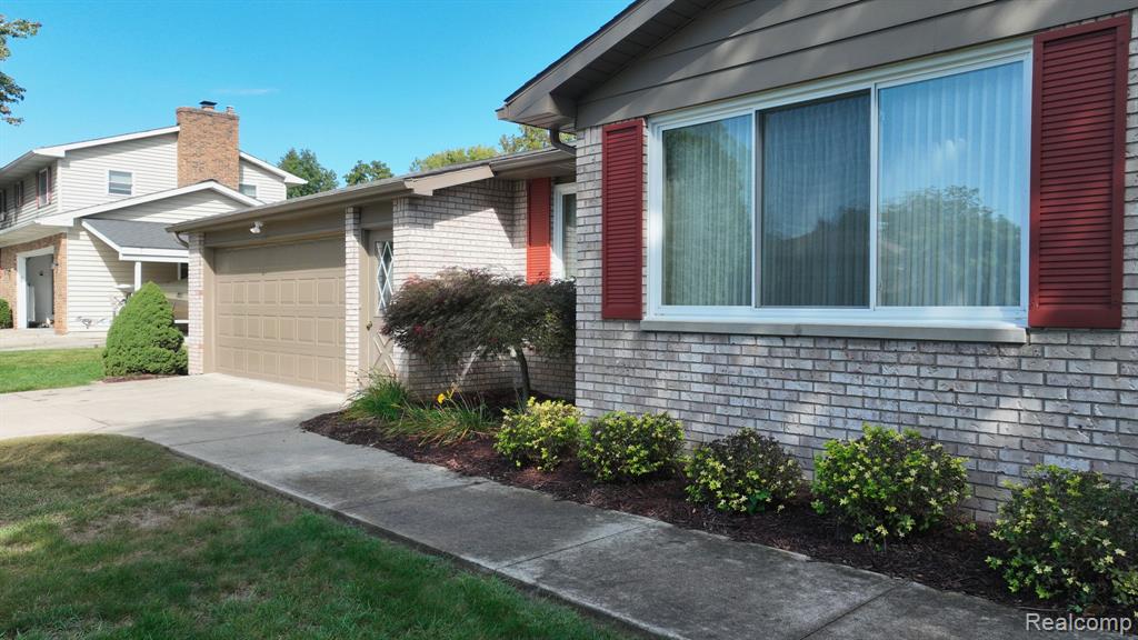 5204 Applewood Drive, Flushing, MI 48433 — Photo 7