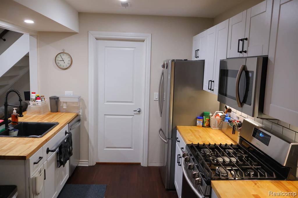 39845 Village Wood Lane, 379, Novi, MI — Photo 18