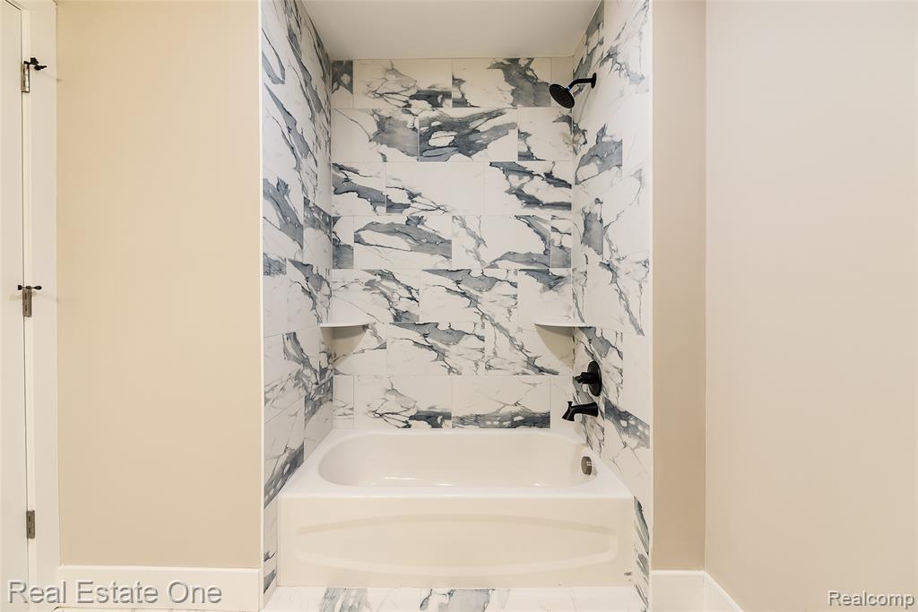 527 INDIAN OAKS Drive, Howell, MI 48843 — Photo 29