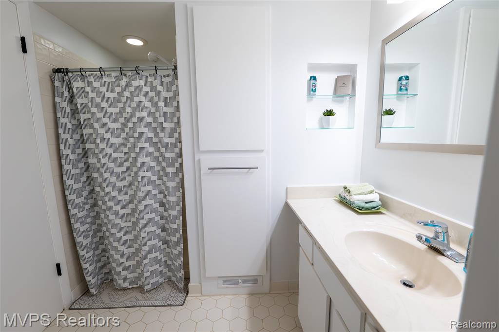 804 S Oak Brook Ridge Drive, 149, Rochester Hills, MI 48307 — Photo 31