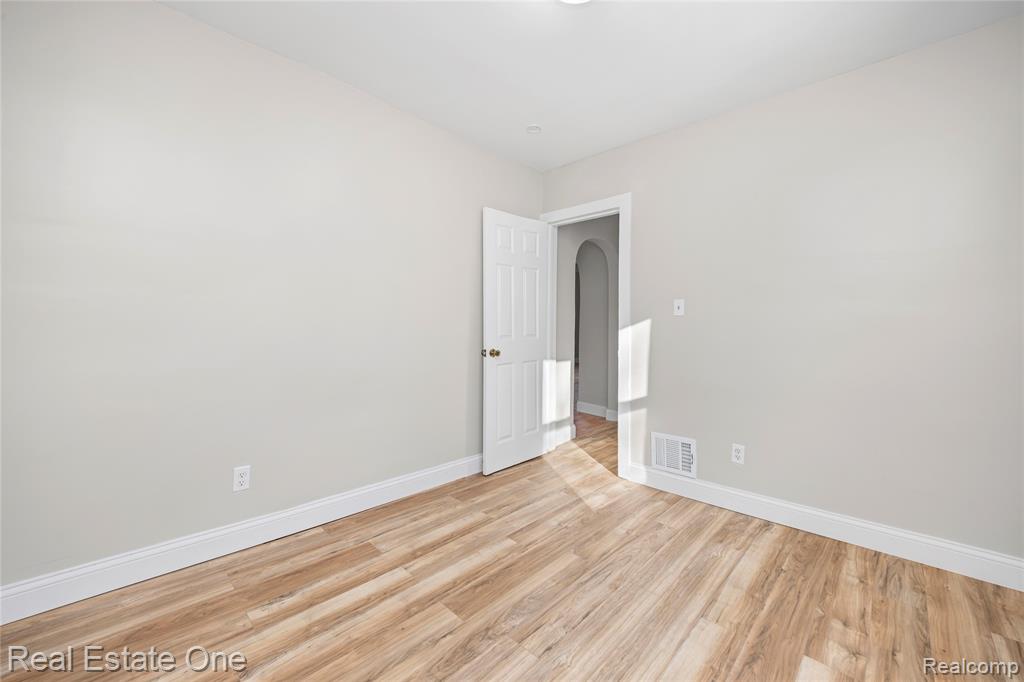 943 Premont Avenue, Waterford, MI 48328 — Photo 19