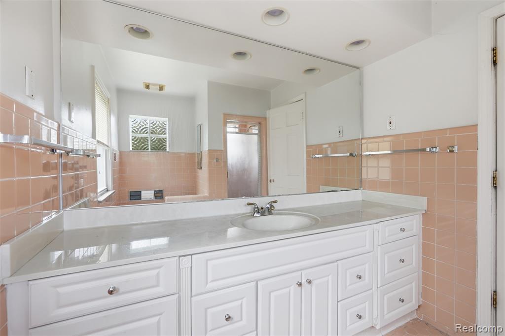 27881 Rackham Drive, Lathrup Village, MI 48076 — Photo 10