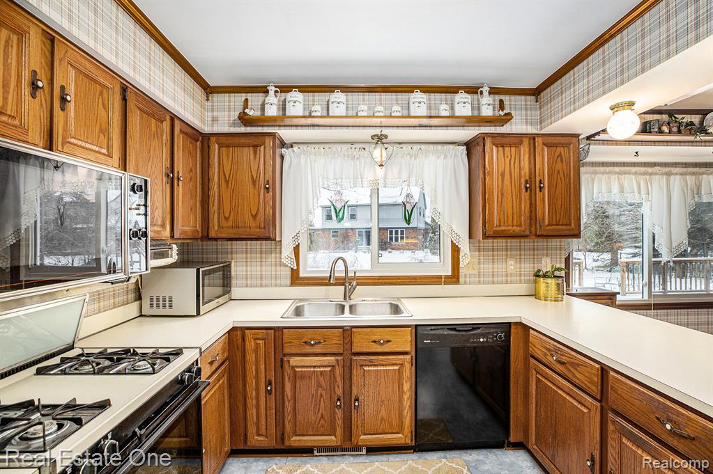 5193 Crowfoot Drive, Troy, MI 48085 — Photo 13