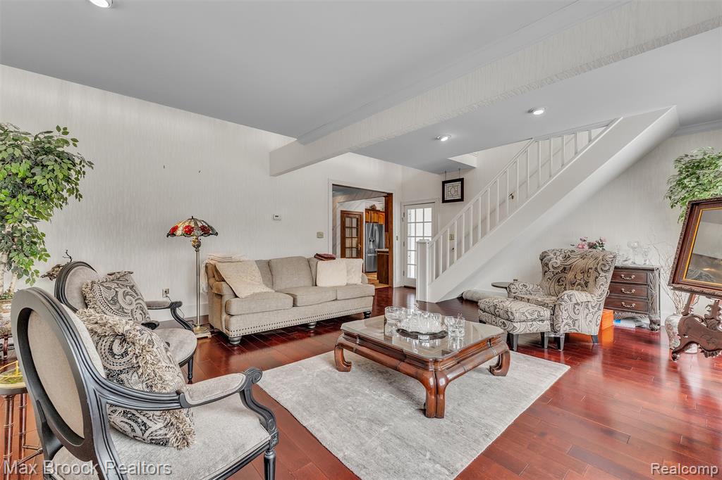 23009 Maple Avenue, Farmington, MI 48336 — Photo 26