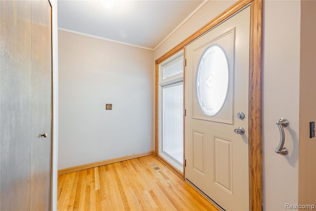 5035 Hillcrest Court, Trenton, MI 48183 — Photo 4