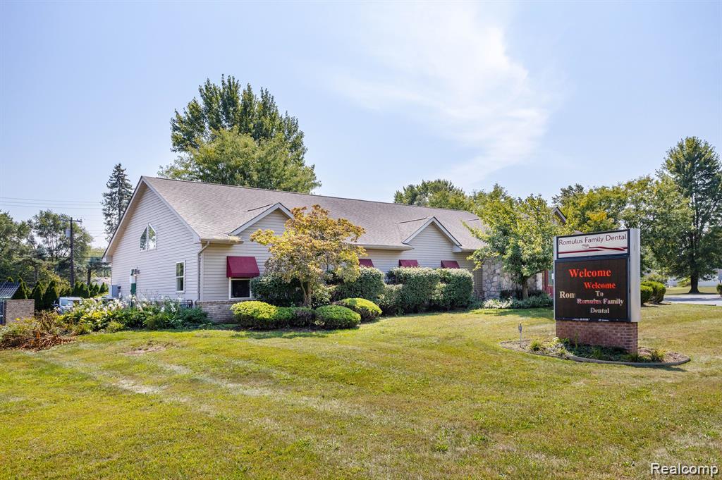 37235 Goddard Road - Photo 2