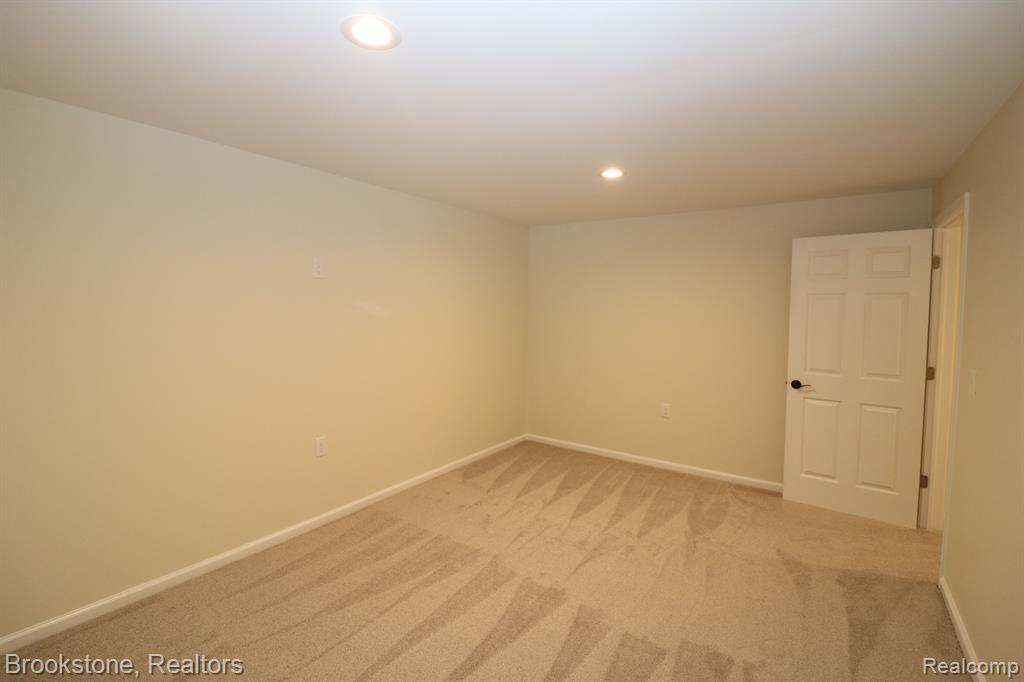 395 GENEVA Court, Howell, MI 48855 — Photo 30