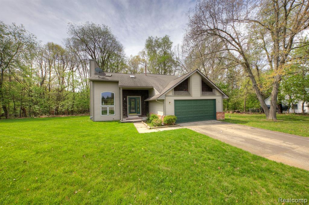 850 VILLAGE PINE Lane, Ortonville, MI 48462 — front exterior