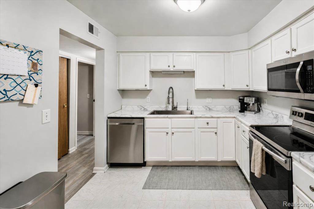 61025 Greenwood Drive, South Lyon, MI 48178 — Photo 12