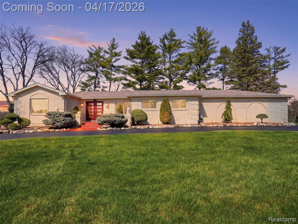 4886 Beacon Hill Drive, Bloomfield Hills, MI 48301 — front exterior