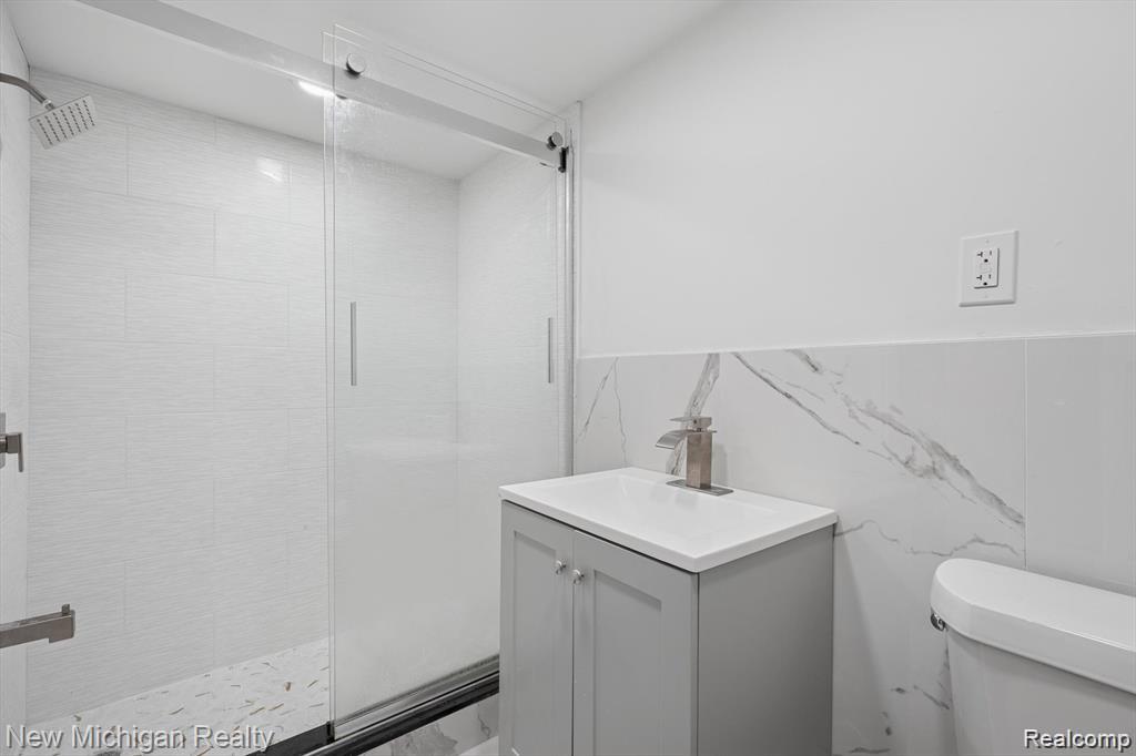 5232 Dickson Drive, Sterling Heights, MI 48310 — Photo 40