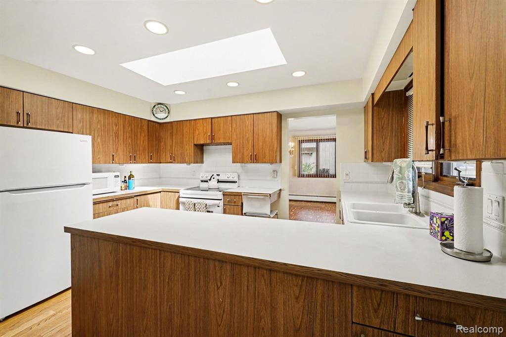 1226 Woodkrest Drive, Flint, MI 48532 — Photo 11