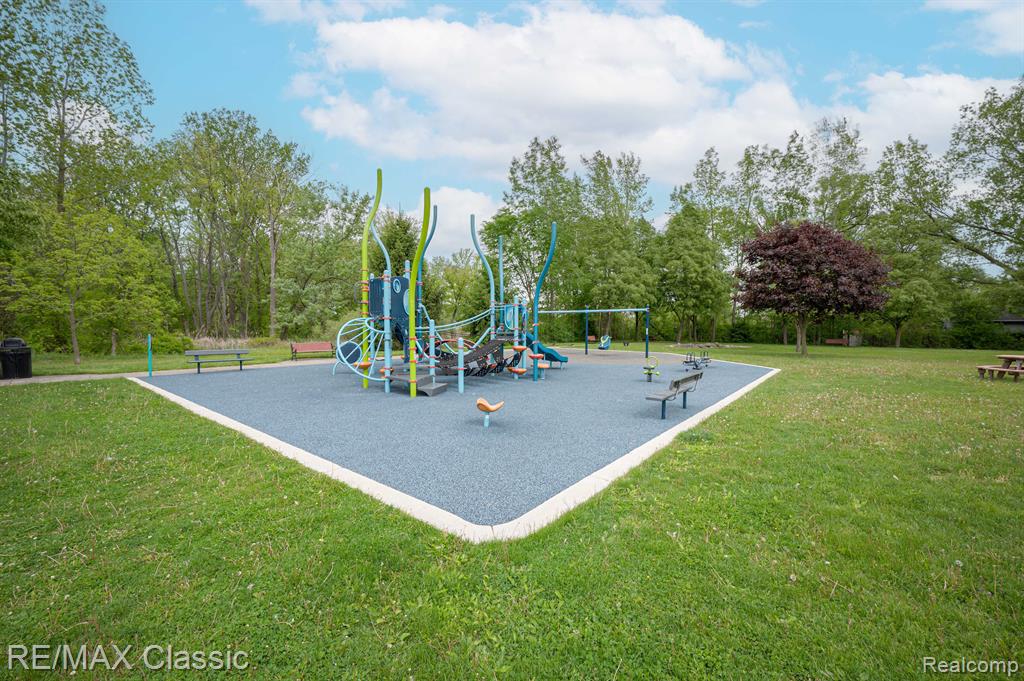 406 COMMON Street, Walled Lake, MI 48390 — Photo 27