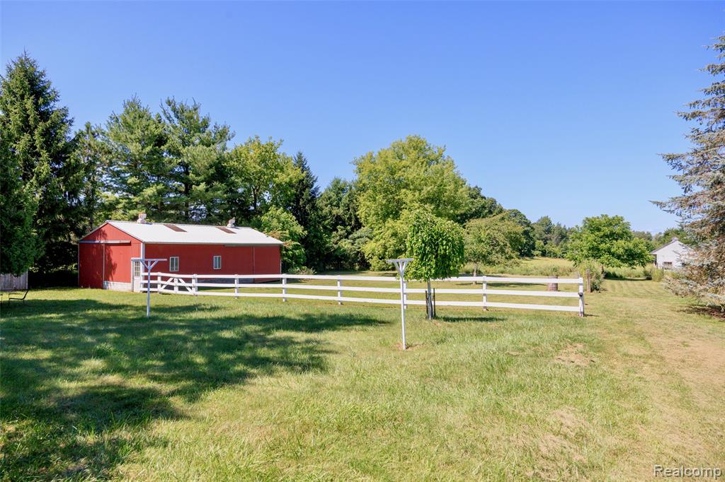 595 N Cedar Road, Fowlerville, MI 48836 — Photo 45