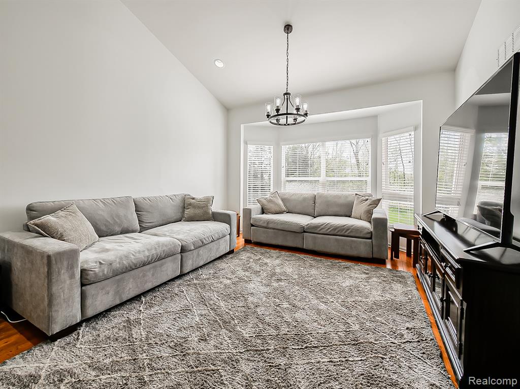 5221 Sandlewood Drive, Commerce Twp, MI 48382 — Photo 9