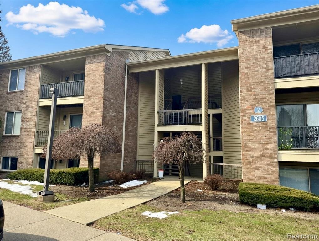 2605 Greenstone Boulevard, 201, Auburn Hills, MI 48326 — front exterior