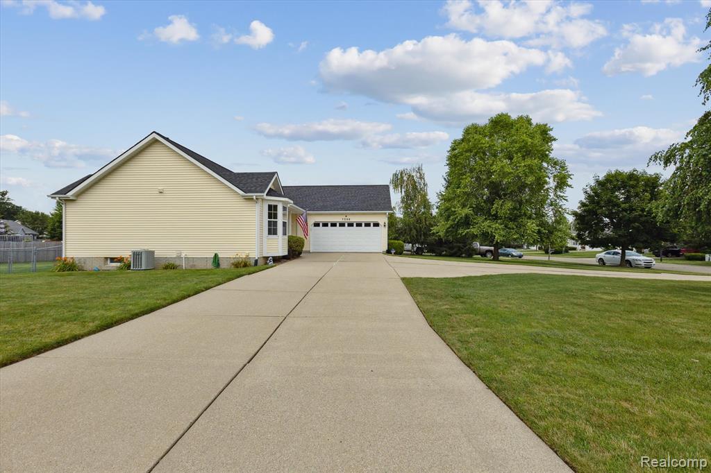 7206 Glen Oak Court, Grand Blanc, MI 48439 — Photo 2