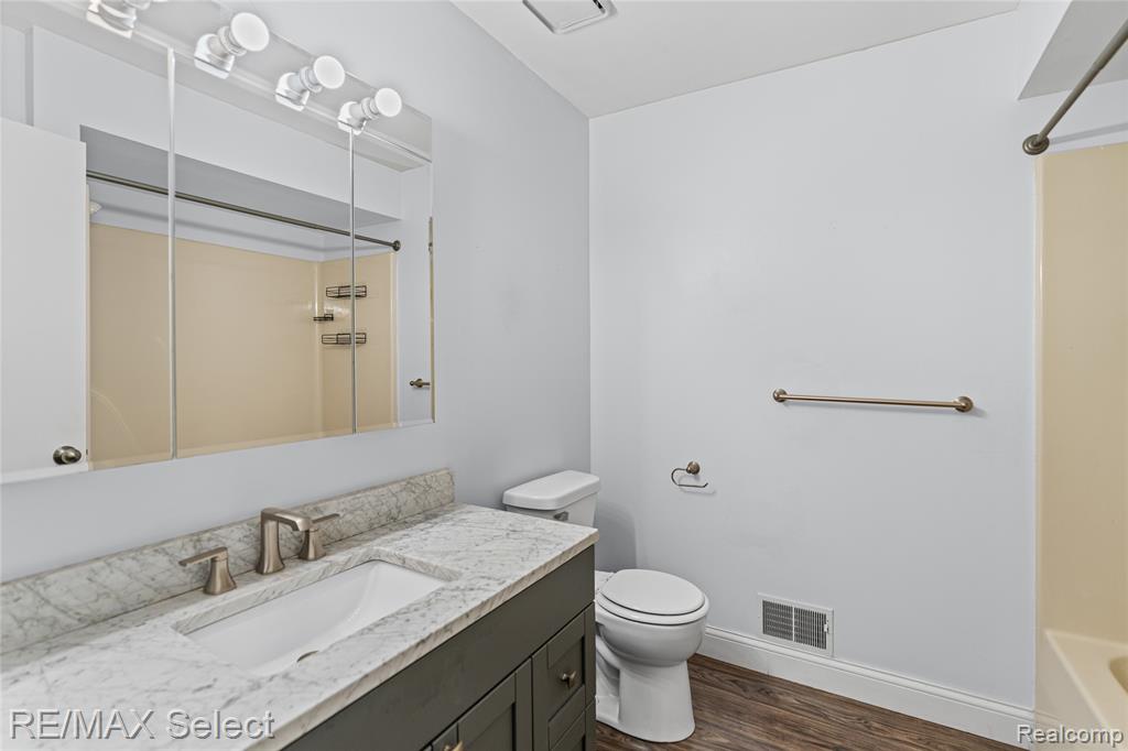 580 Oakbrook Circle, Flushing, MI 48433 — Photo 27