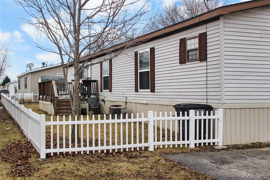 2351 Hiddenview Drive, Newport, MI 48166 — Photo 2