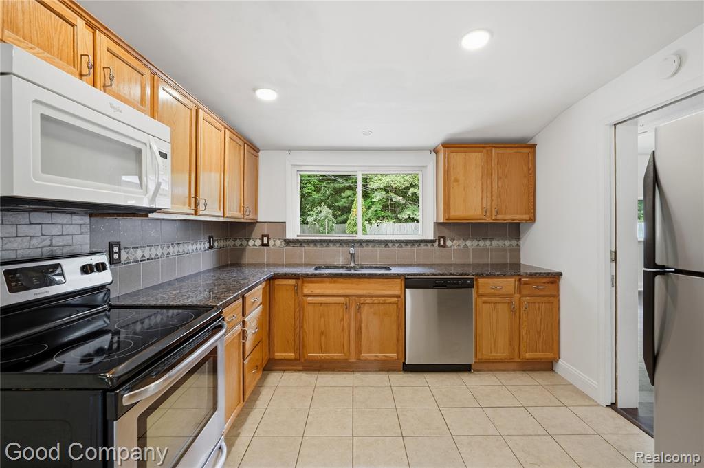 3130 Greenlawn Avenue, Commerce Twp, MI 48382 — Photo 9