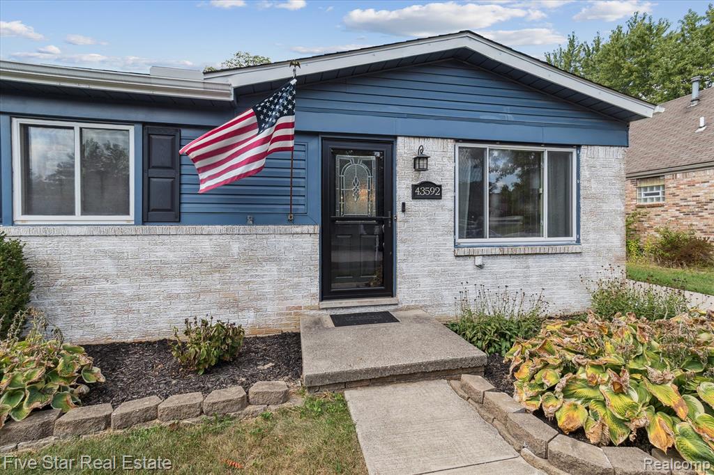 43592 Champlain Court, Canton, MI 48188 — Photo 3