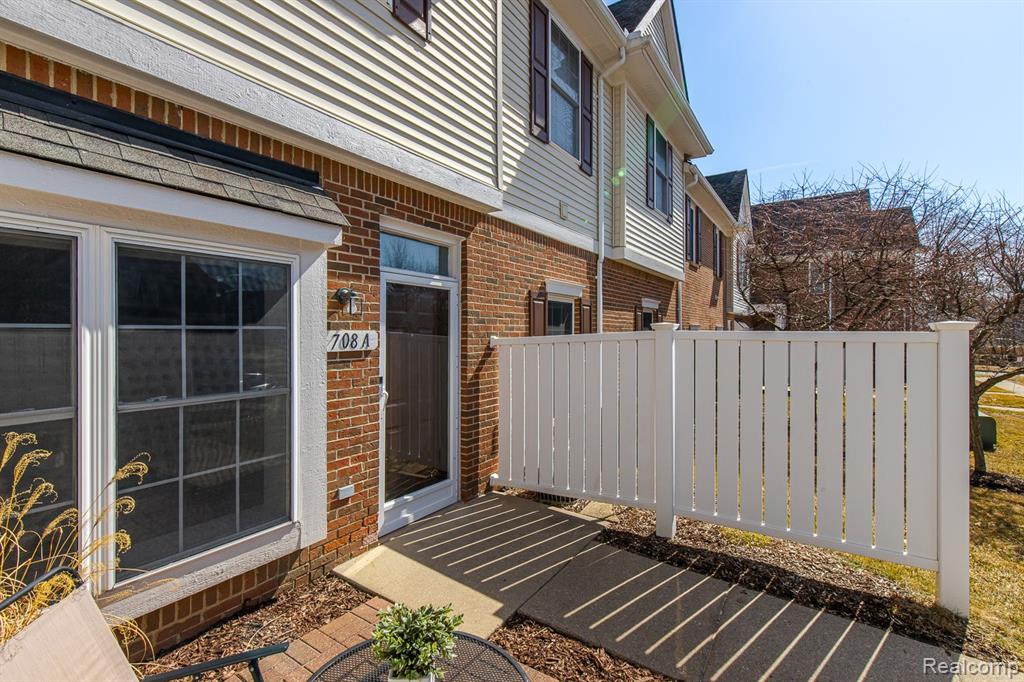 708 AMBERLY Drive, A, Waterford, MI 48328 — Photo 2