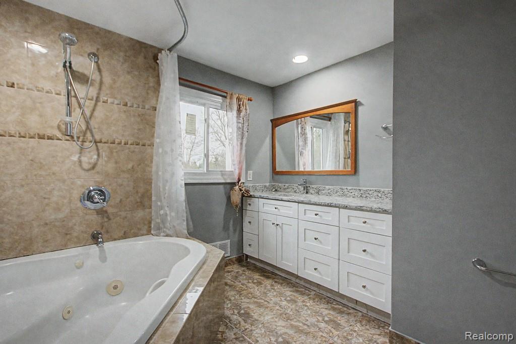 5394 Pond Bluff Drive, West Bloomfield, MI 48323 — Photo 23