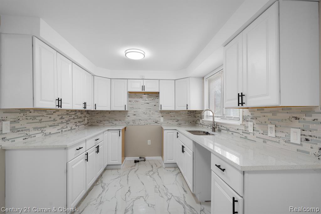 8771 E OUTER Drive, Detroit, MI 48213 — Photo 11