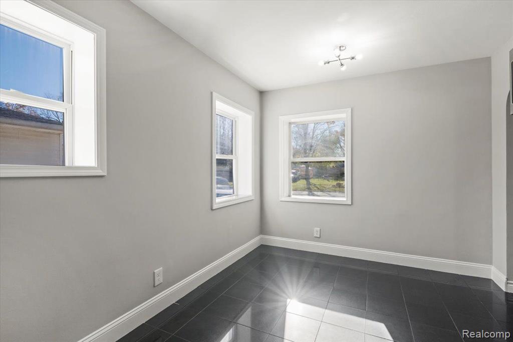 567 E MADISON Avenue, Pontiac, MI 48340 — Photo 16