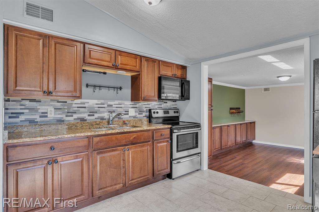 5052 Mary Sue Avenue, Clarkston, MI — Photo 8