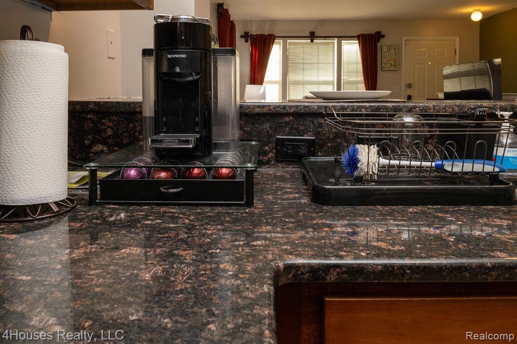 654 LYDIA Lane, Pontiac, MI 48341 — Photo 15