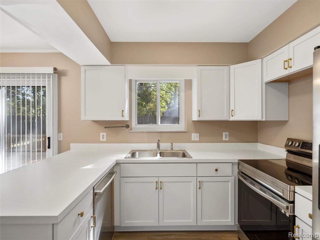 970 Golfview Drive, Lake Orion, MI 48362 — Photo 18