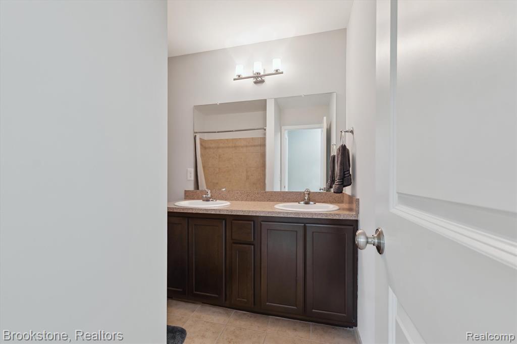 7422 S Village Drive, Clarkston, MI — Photo 39
