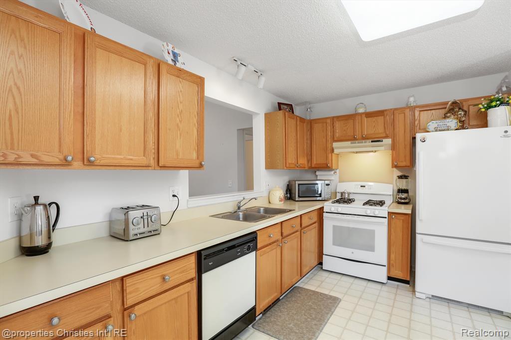 35211 White Pine Trail, Farmington Hills, MI 48335 — Photo 15