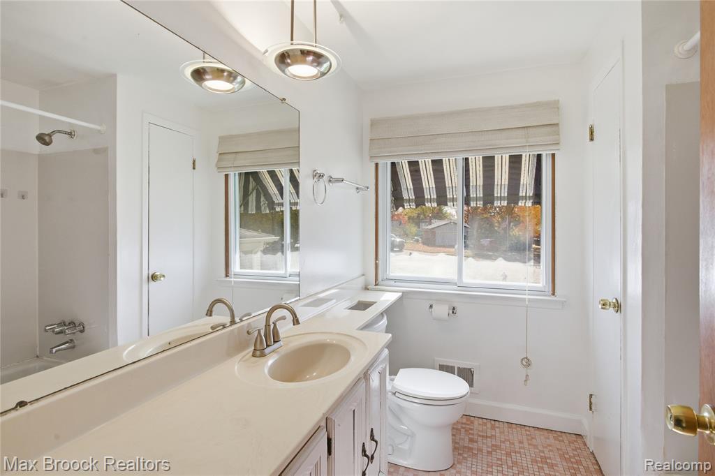8759 Calvert Drive, Sterling Heights, MI 48312 — Photo 14