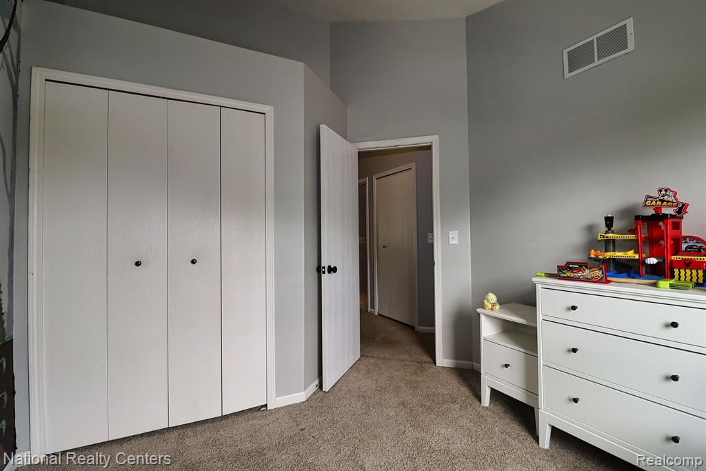 5626 Lockwood Drive, Waterford, MI 48329 — Photo 17