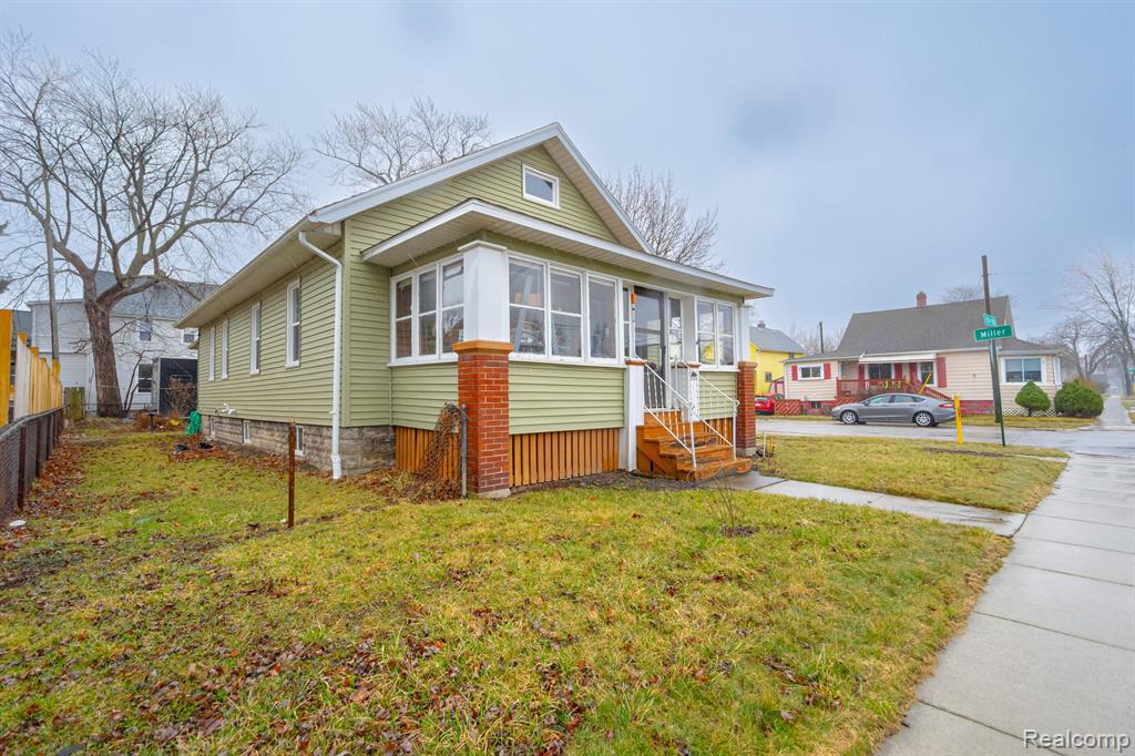 520 13TH Street, Port Huron, MI 48060 — Photo 2