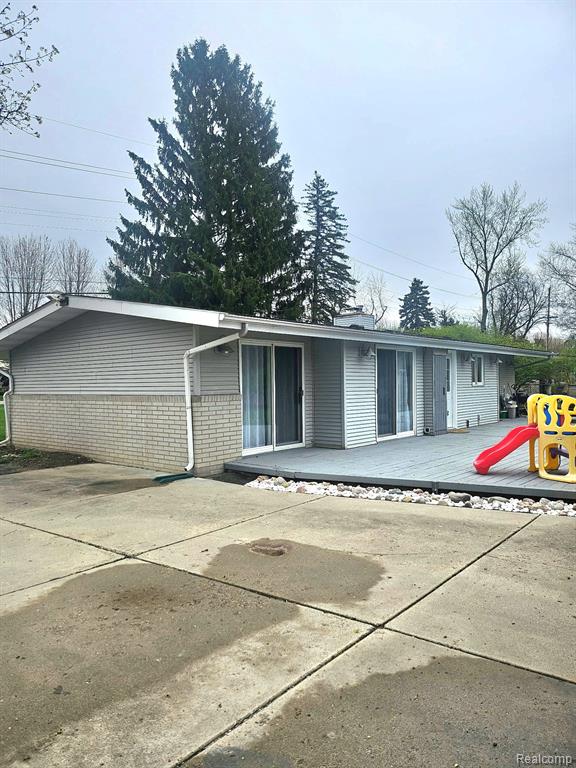 2121 S Commerce Road, Wolverine Lake, MI 48390 — Photo 7