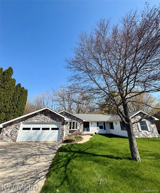 2949 E Hillside Drive, Midland, MI 48640 — front exterior