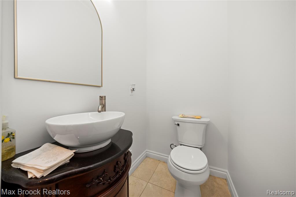 5679 Branford Drive, West Bloomfield, MI — Photo 56