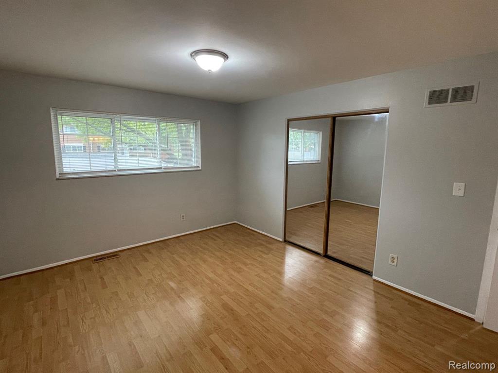 634 E FOX HILLS Drive, Bloomfield Hills, MI 48304 — Photo 11