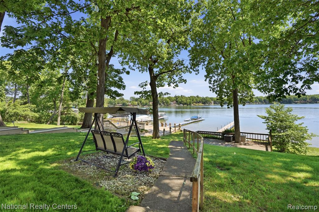 3889 Lakewood Drive, Waterford, MI 48329 — Photo 7