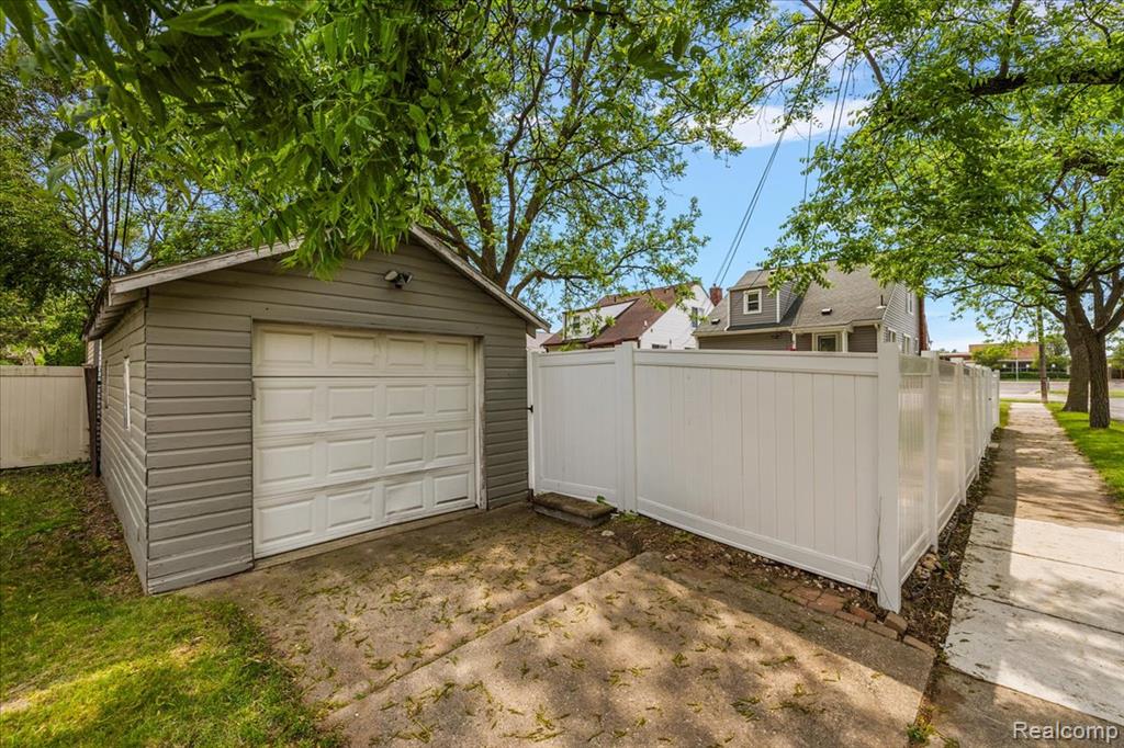 854 PINECREST Drive, Ferndale, MI 48220 — Photo 35