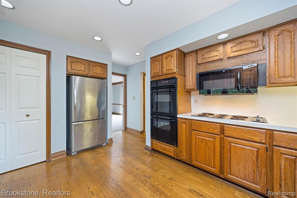 4237 WOODLANDS Lane, Orchard Lake Village, MI 48323 — Photo 14