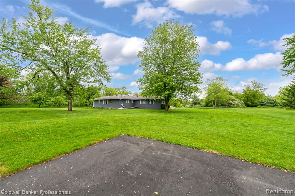 60 E Oakwood Road, Oxford, MI 48371 — Photo 2