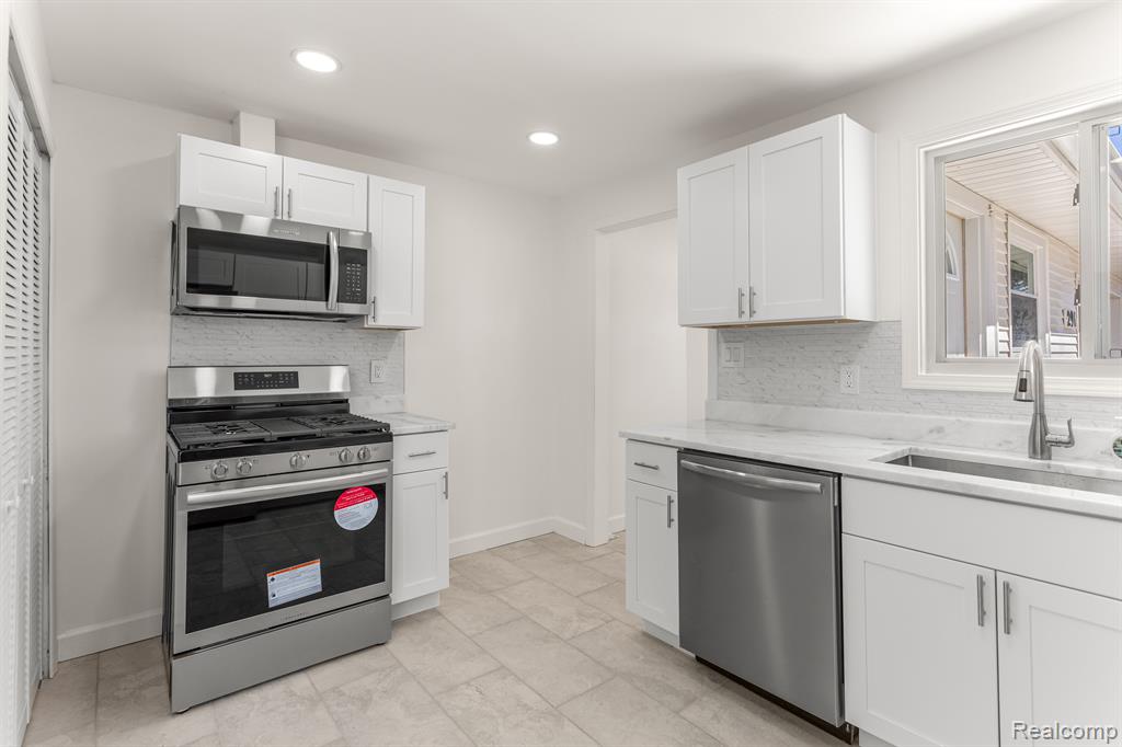 291 ALMONT Avenue, Almont, MI 48003 — Photo 11